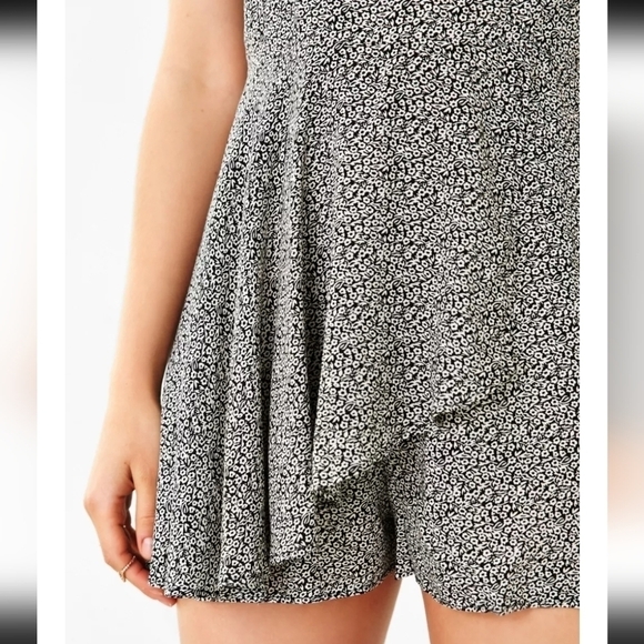 UO KIMCHI BLUE ditsy floral romper one piece outfit xs 0 black white - Picture 4 of 16